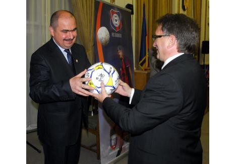 Primarul Ilie Bolojan (foto stânga) a primit un cadou inedit de la directorul de marketing al FC Bihor, Andrei Bondor (foto dreapta): o minge cu semnăturile jucătorilor